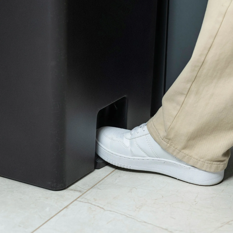Lixeira de Pedal Trium Preto 30L