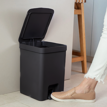Lixeira Trium com Pedal Preto 12L